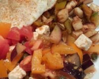 Grøntsagsbrunch med spejlæg