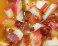 Græskarsuppe med bacon og æble
