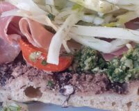 Sortbønnepizza med fennikelsalat