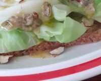 Smørrebrød med lækkert spidskål og hasselnødder